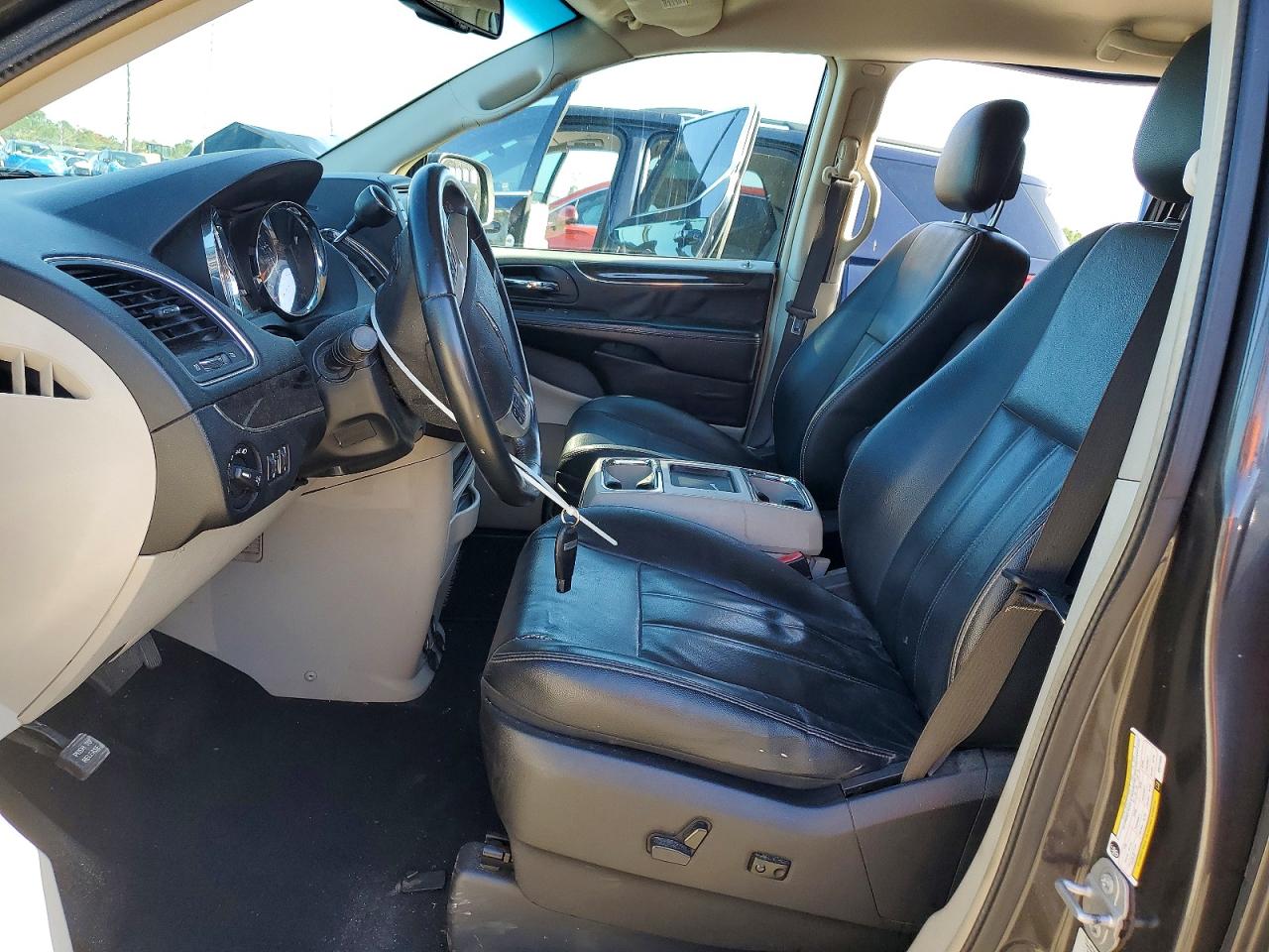 CHRYSLER TOWN & COUNTRY 2016 — 8