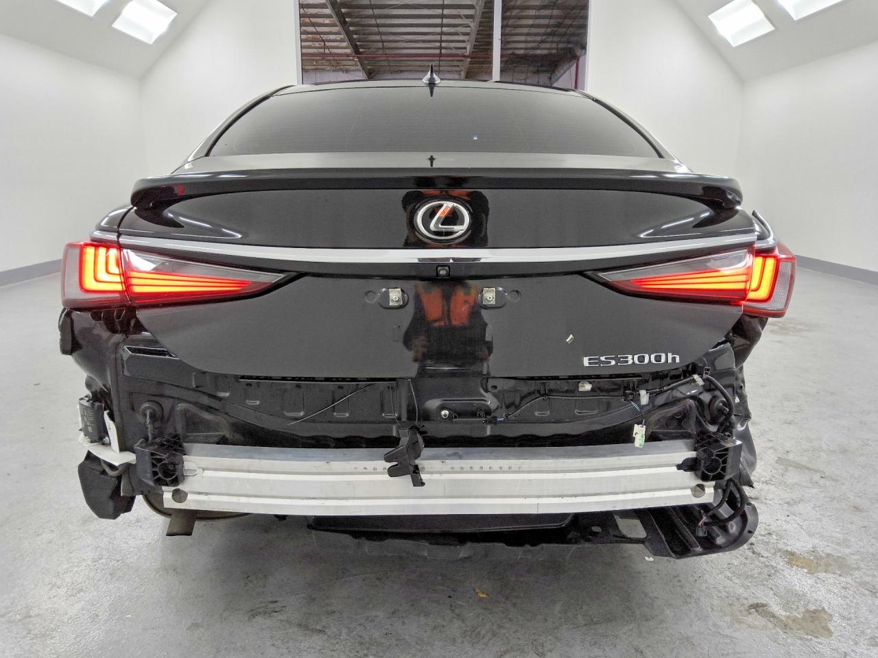 LEXUS ES 300H 2025 — 7