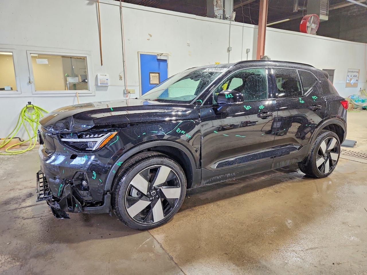 VOLVO XC40 2023 — 2