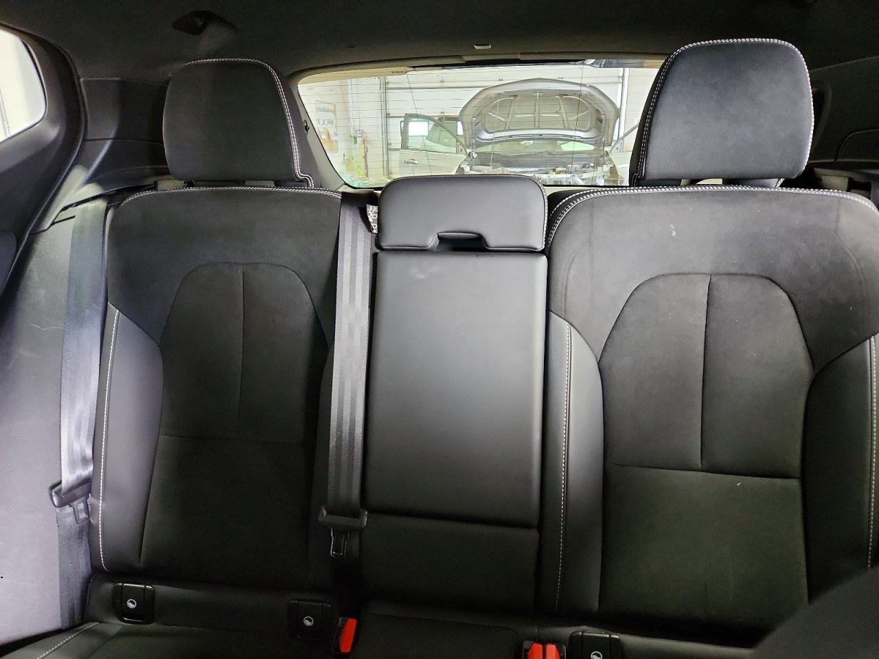 VOLVO XC40 2023 — 11