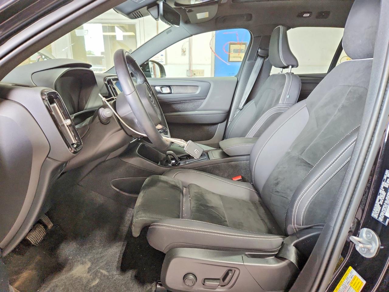 VOLVO XC40 2023 — 8