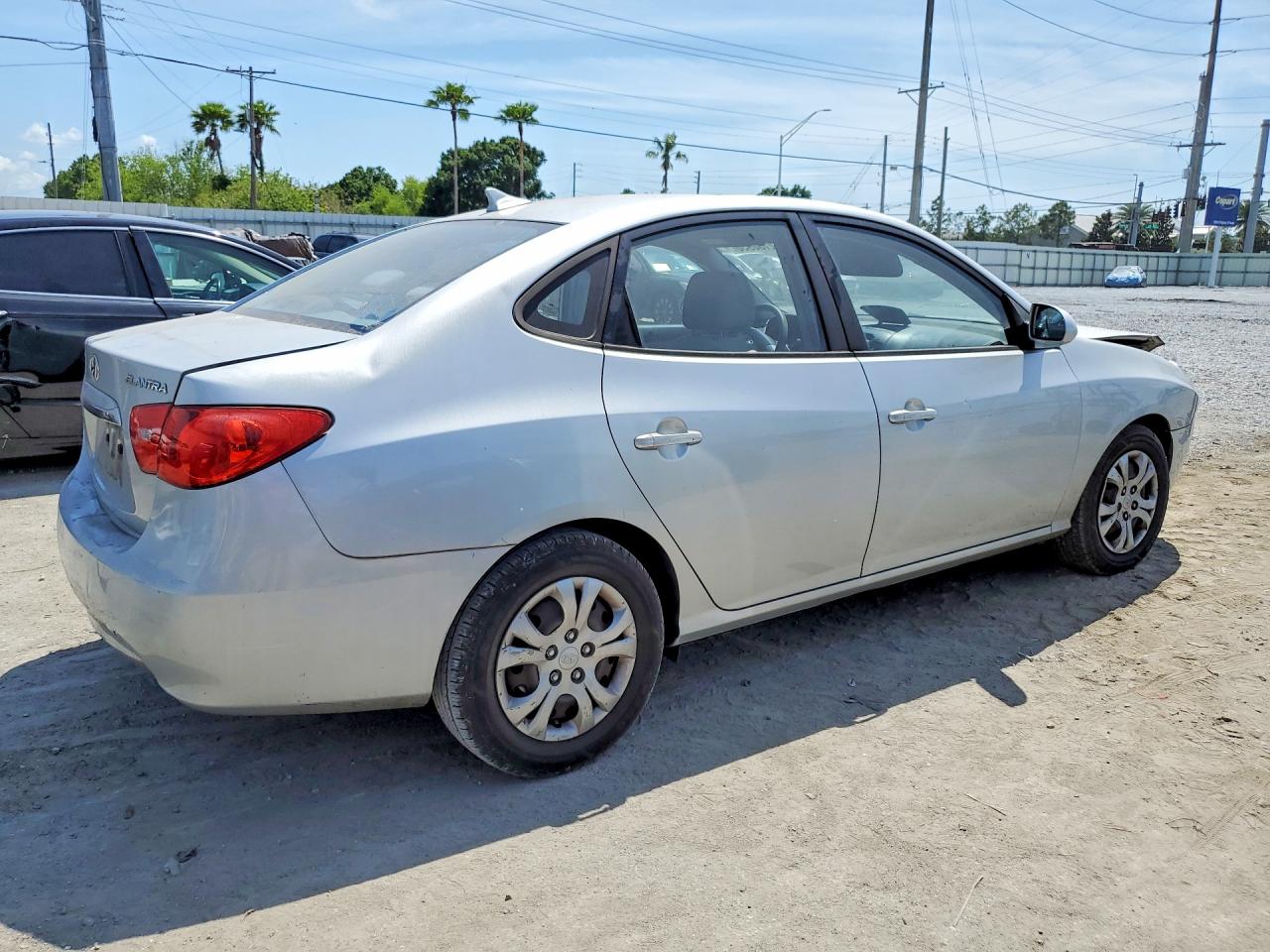 HYUNDAI ELANTRA 2010 — 4