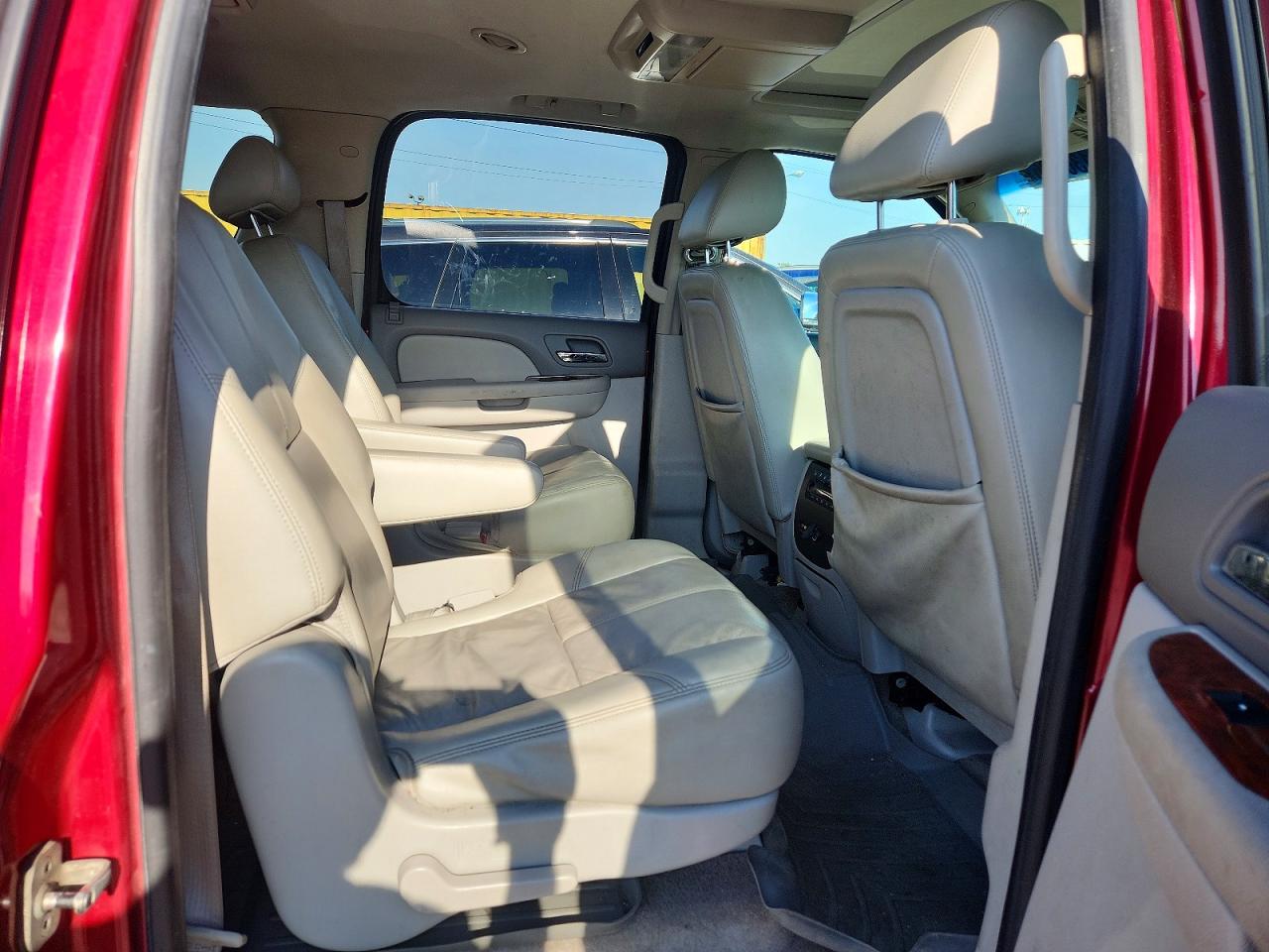CHEVROLET SUBURBAN 2010 — 12