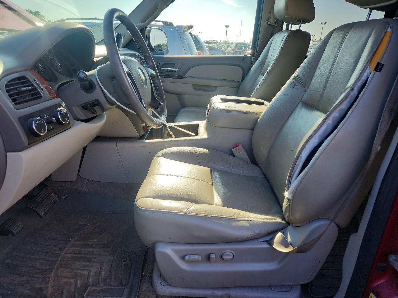 CHEVROLET SUBURBAN 2010 — 8