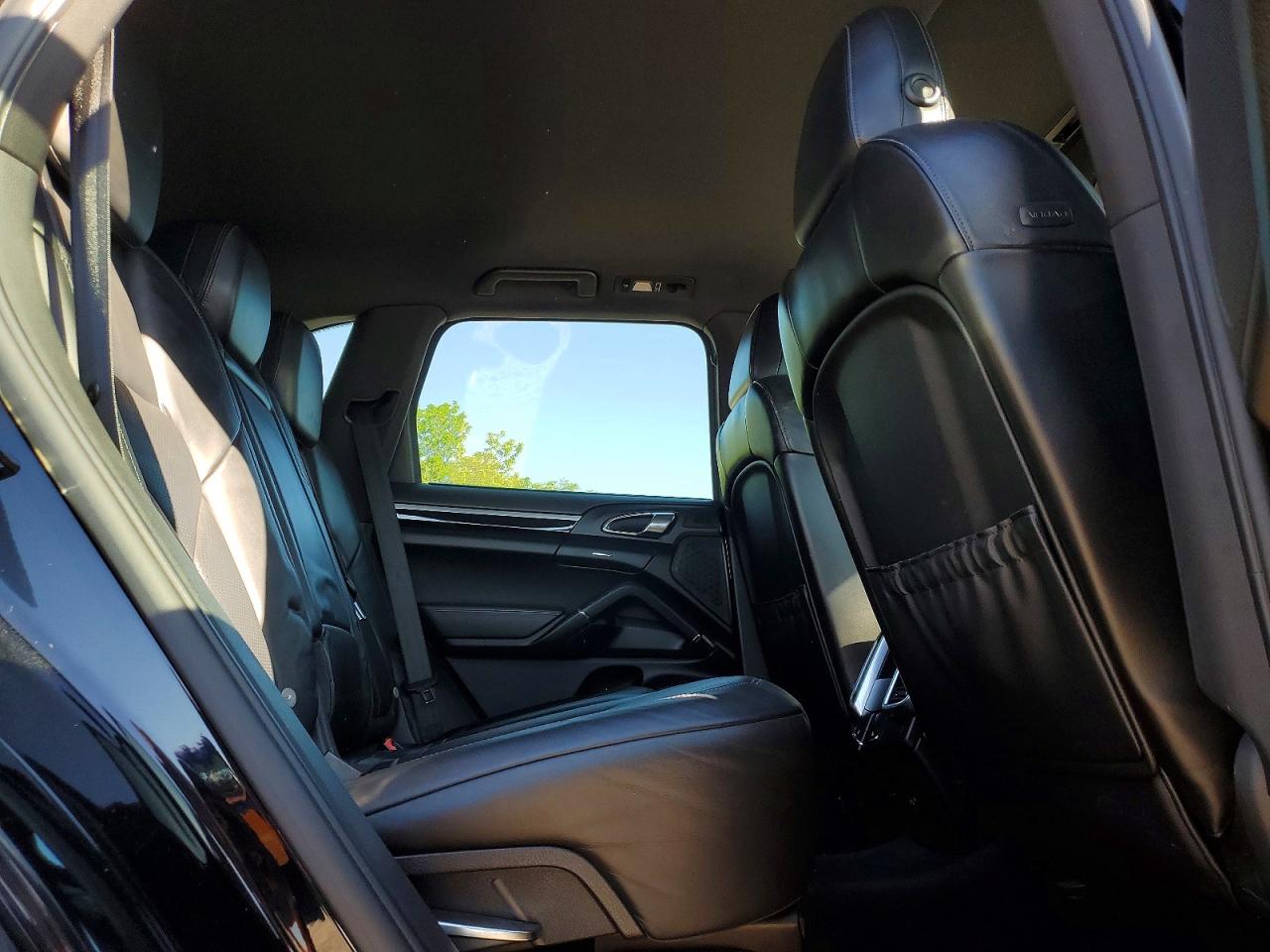 PORSCHE CAYENNE 2011 — 12