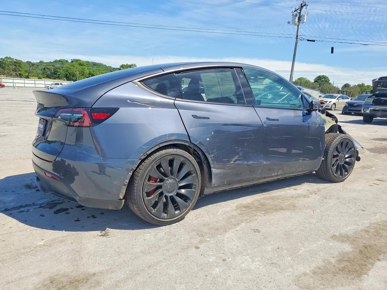 TESLA MODEL Y 2022 — 4