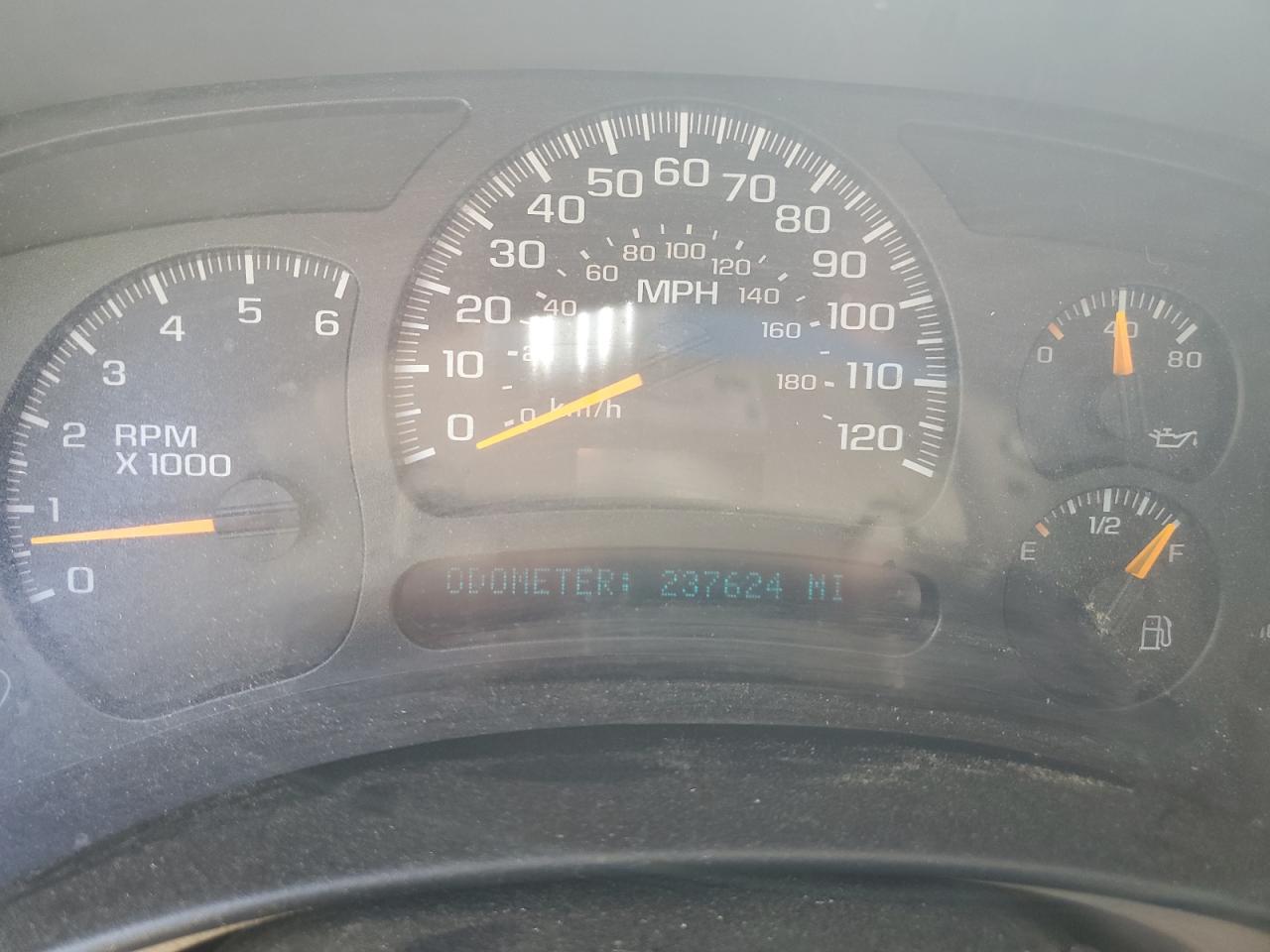 CHEVROLET SUBURBAN 2005 — 10