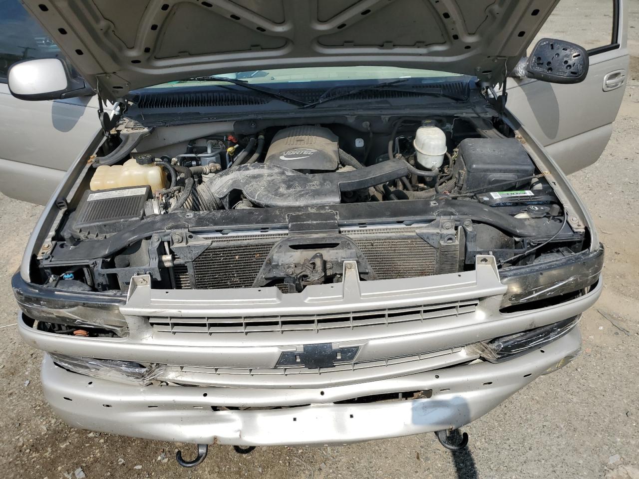 CHEVROLET SUBURBAN 2005 — 13