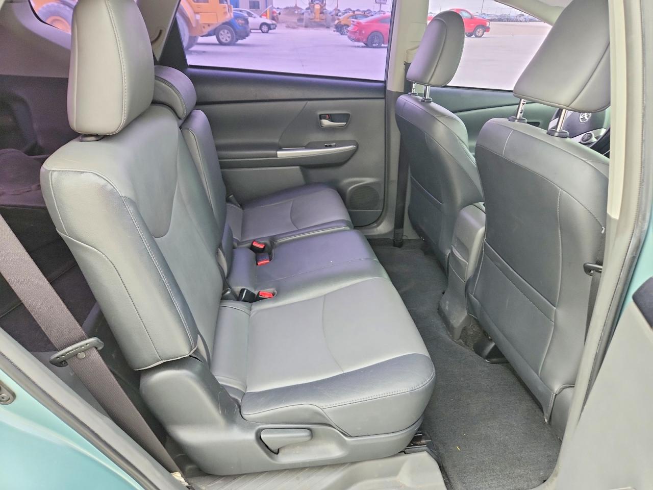 TOYOTA PRIUS V 2014 — 11