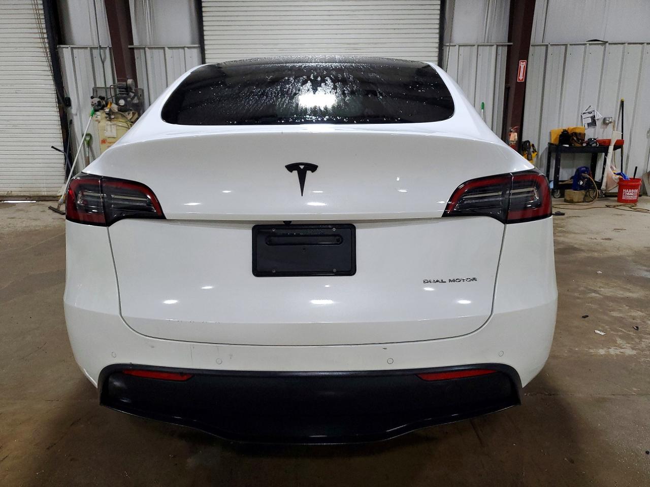 TESLA MODEL Y 2022 — 7