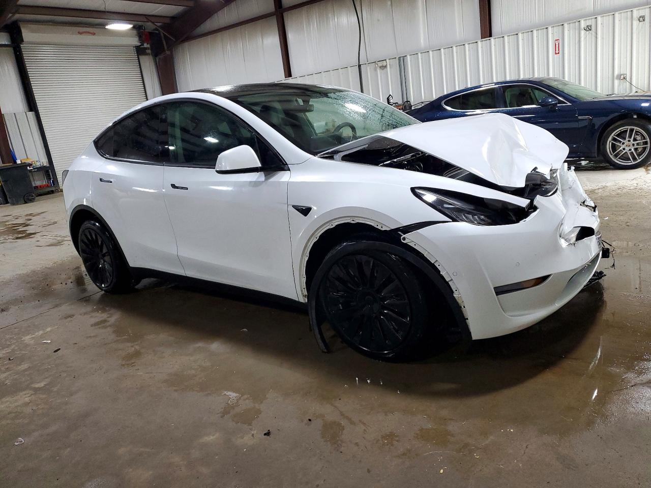 TESLA MODEL Y 2022 — 5