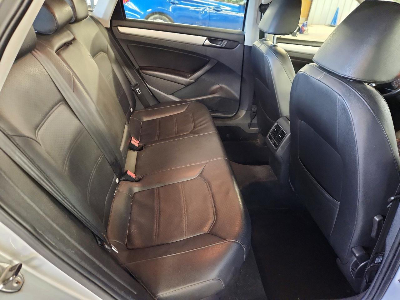 VOLKSWAGEN PASSAT 2013 — 11