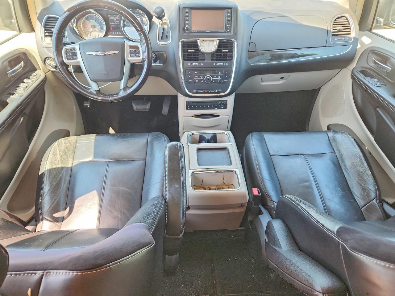 CHRYSLER TOWN & COUNTRY 2012 — 9