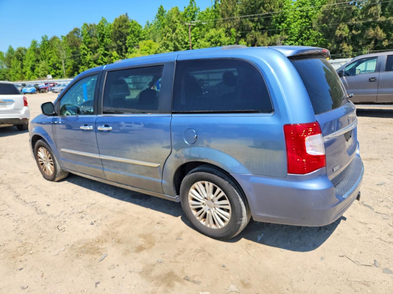 CHRYSLER TOWN & COUNTRY 2012 — 3