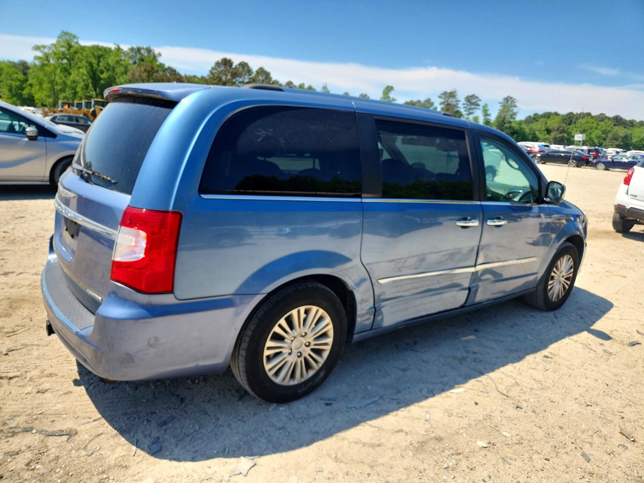 CHRYSLER TOWN & COUNTRY 2012 — 4
