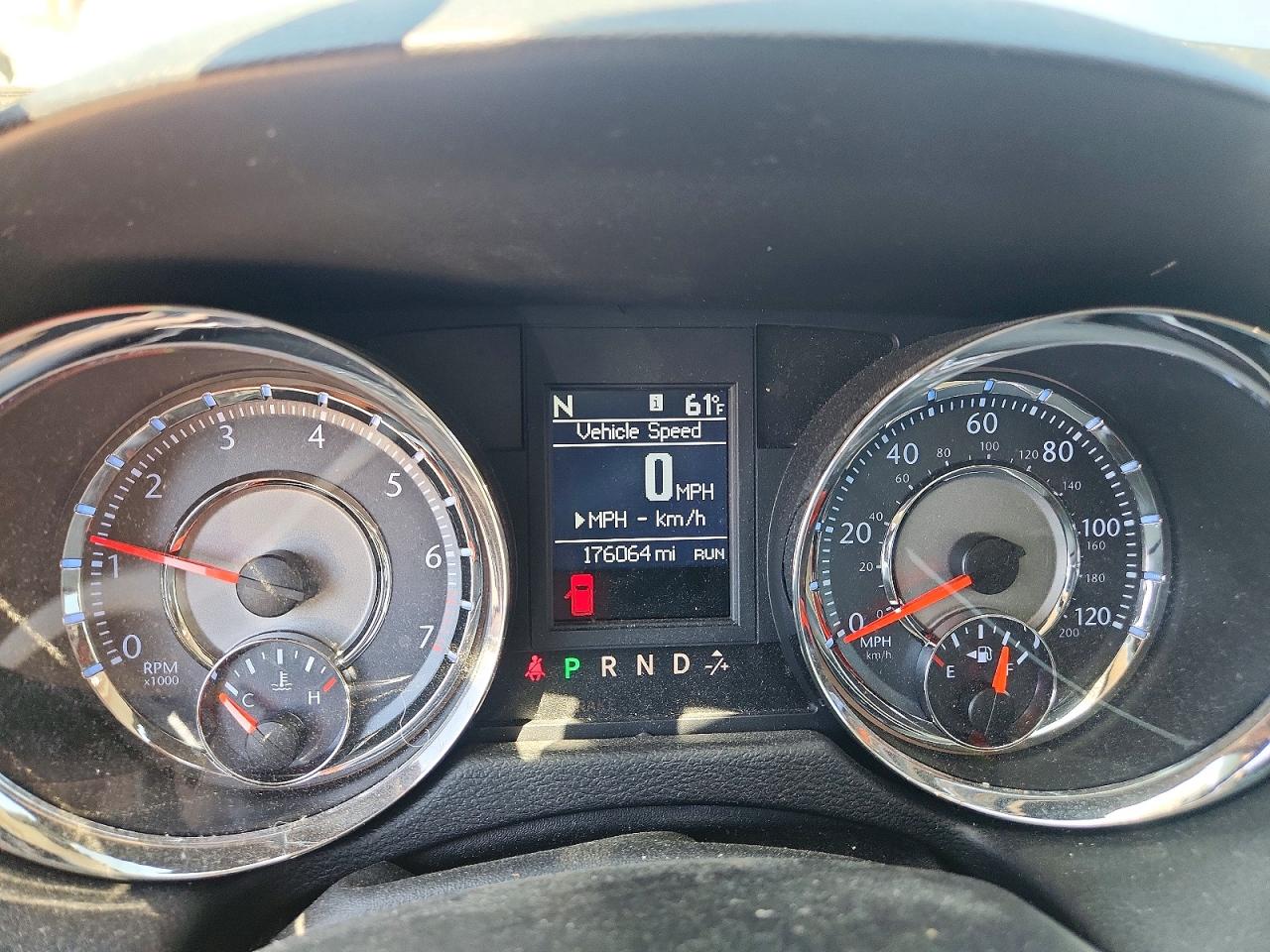 CHRYSLER TOWN & COUNTRY 2012 — 10