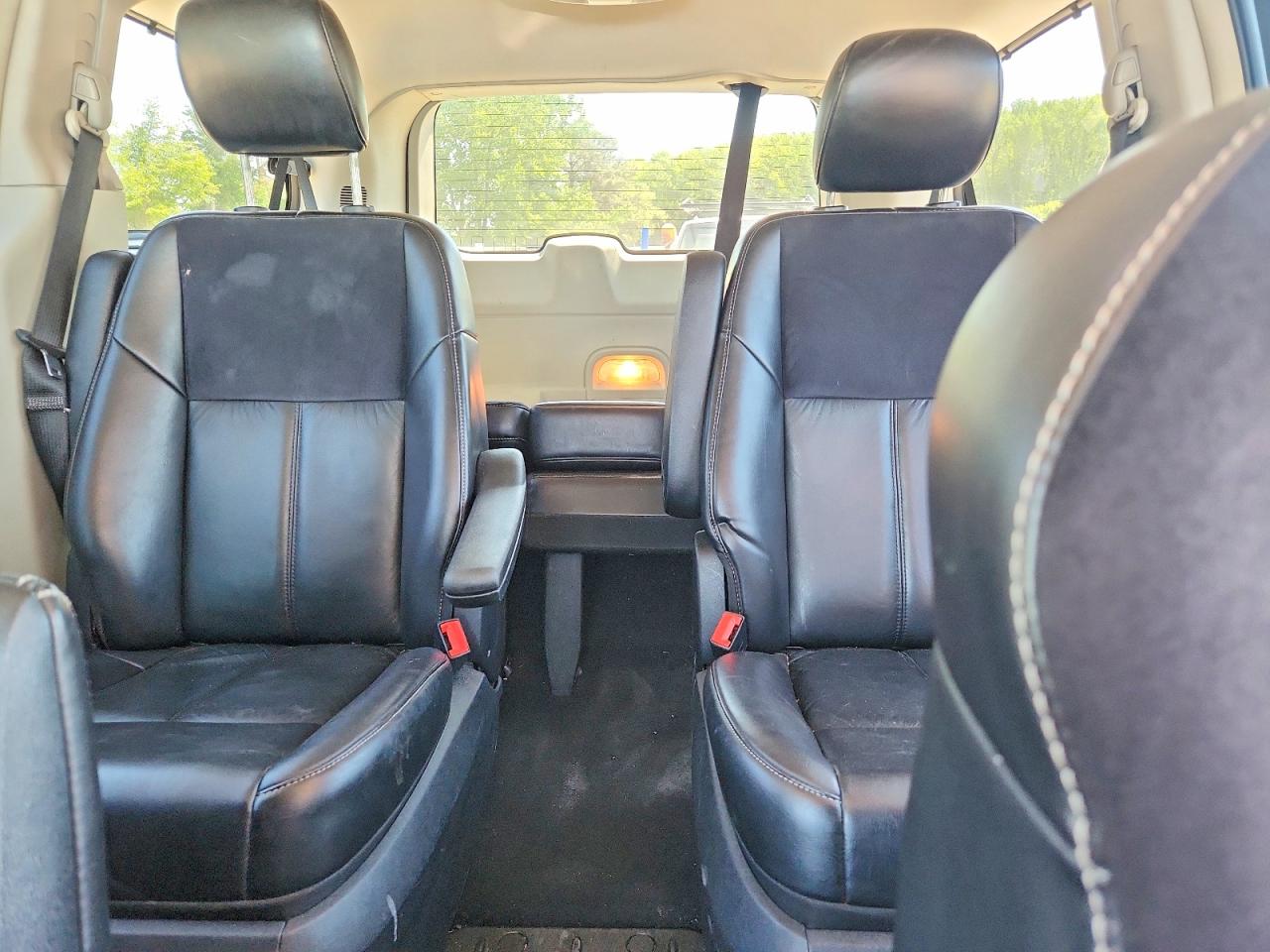 CHRYSLER TOWN & COUNTRY 2012 — 11
