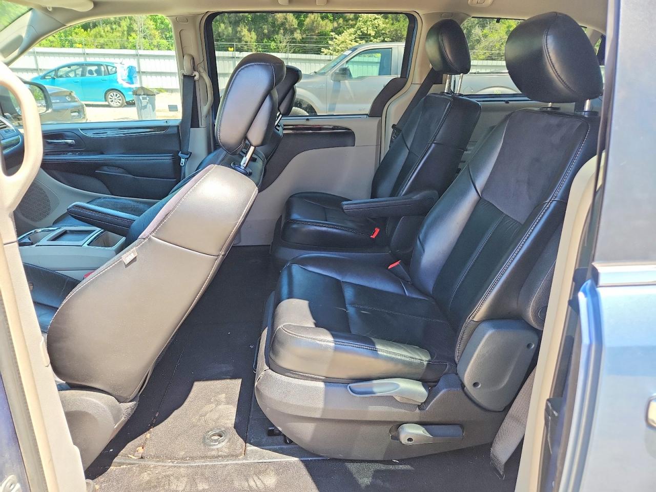 CHRYSLER TOWN & COUNTRY 2012 — 12