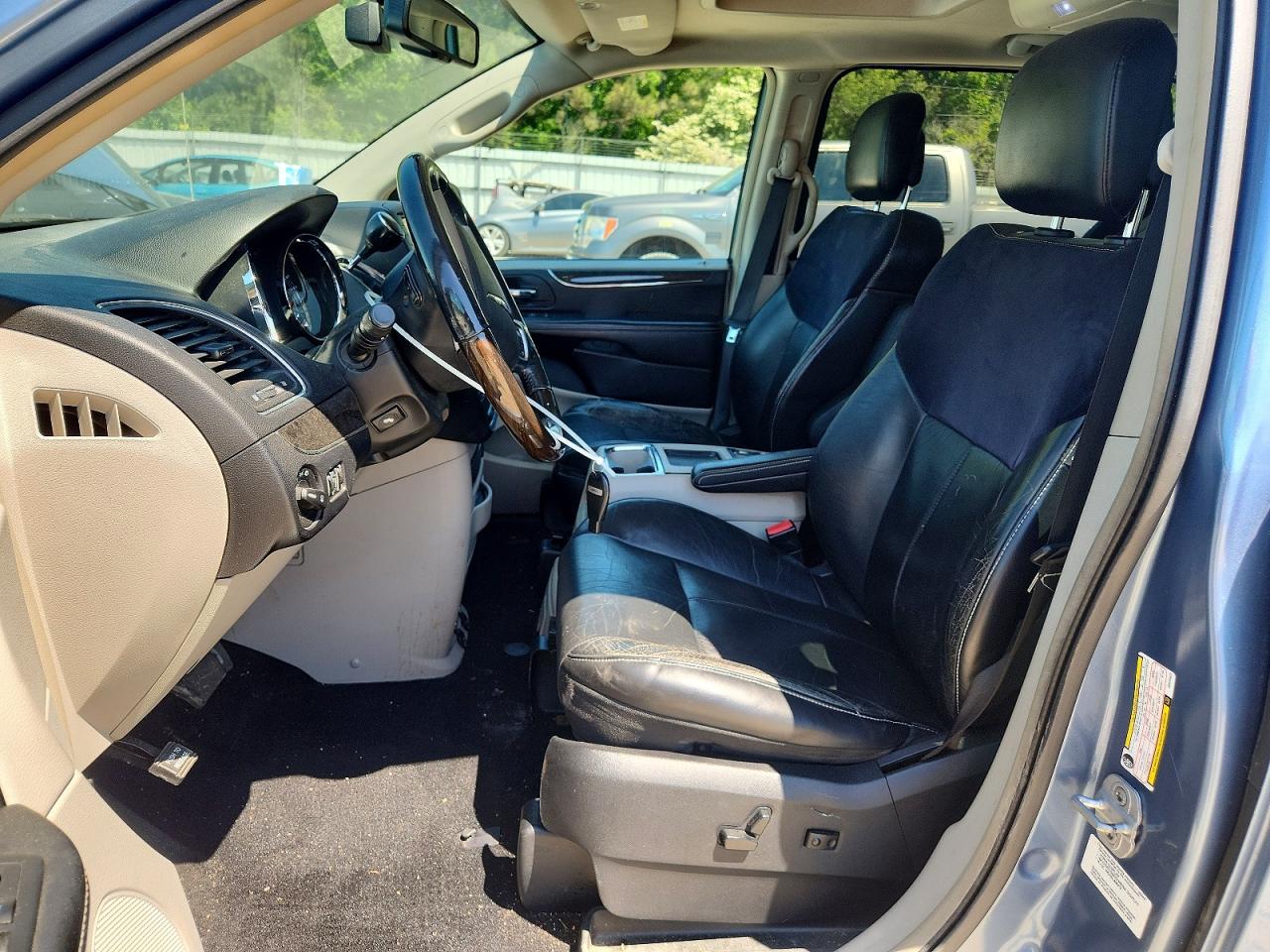 CHRYSLER TOWN & COUNTRY 2012 — 8