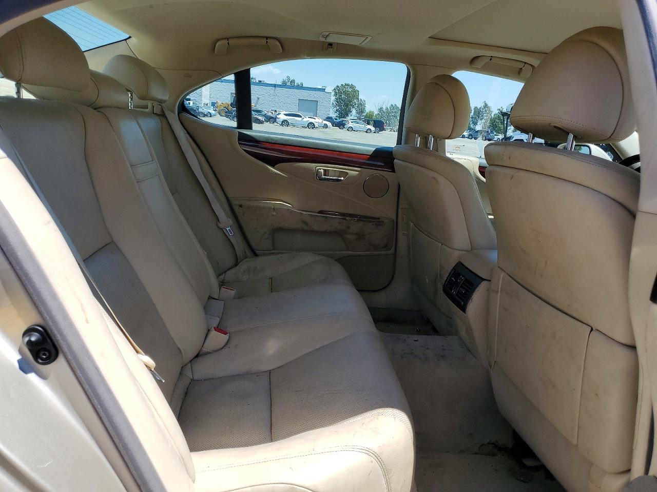 LEXUS LS 2011 — 11