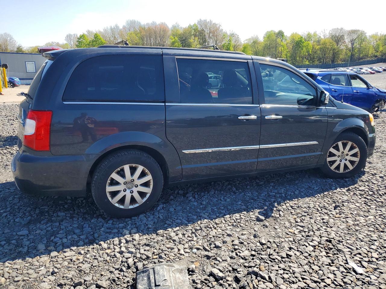 CHRYSLER TOWN & COUNTRY 2011 — 4