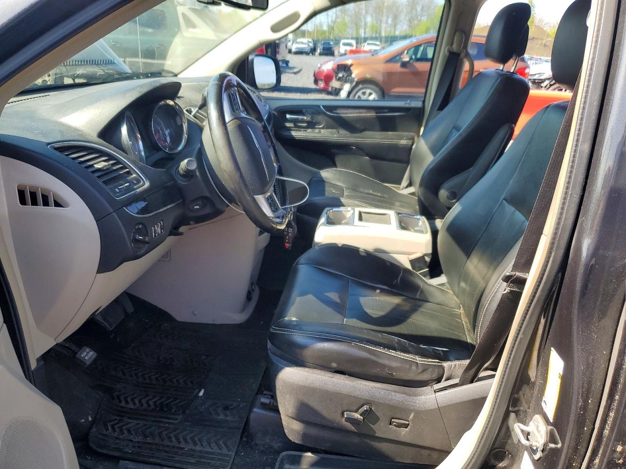 CHRYSLER TOWN & COUNTRY 2011 — 8