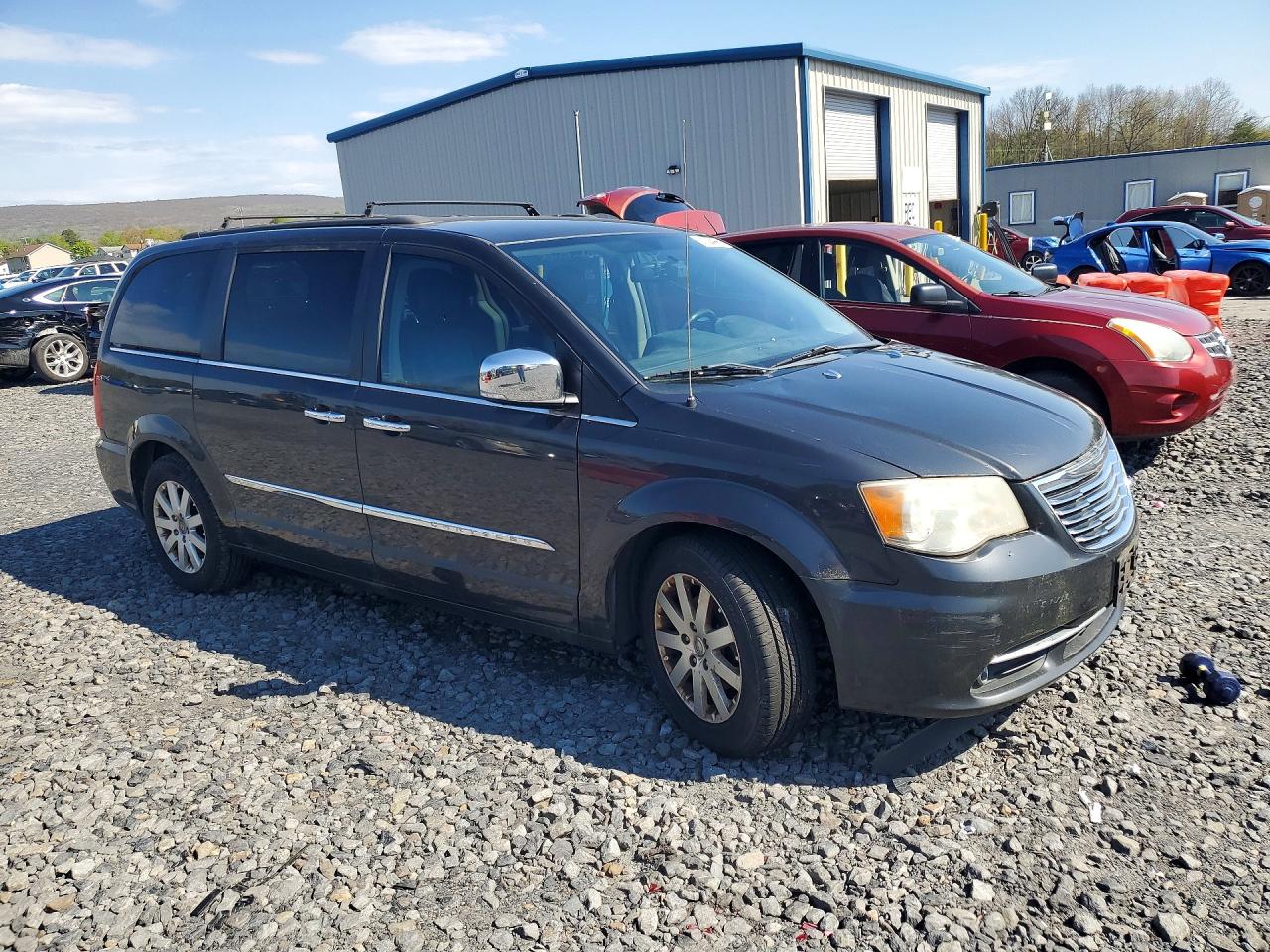 CHRYSLER TOWN & COUNTRY 2011 — 5