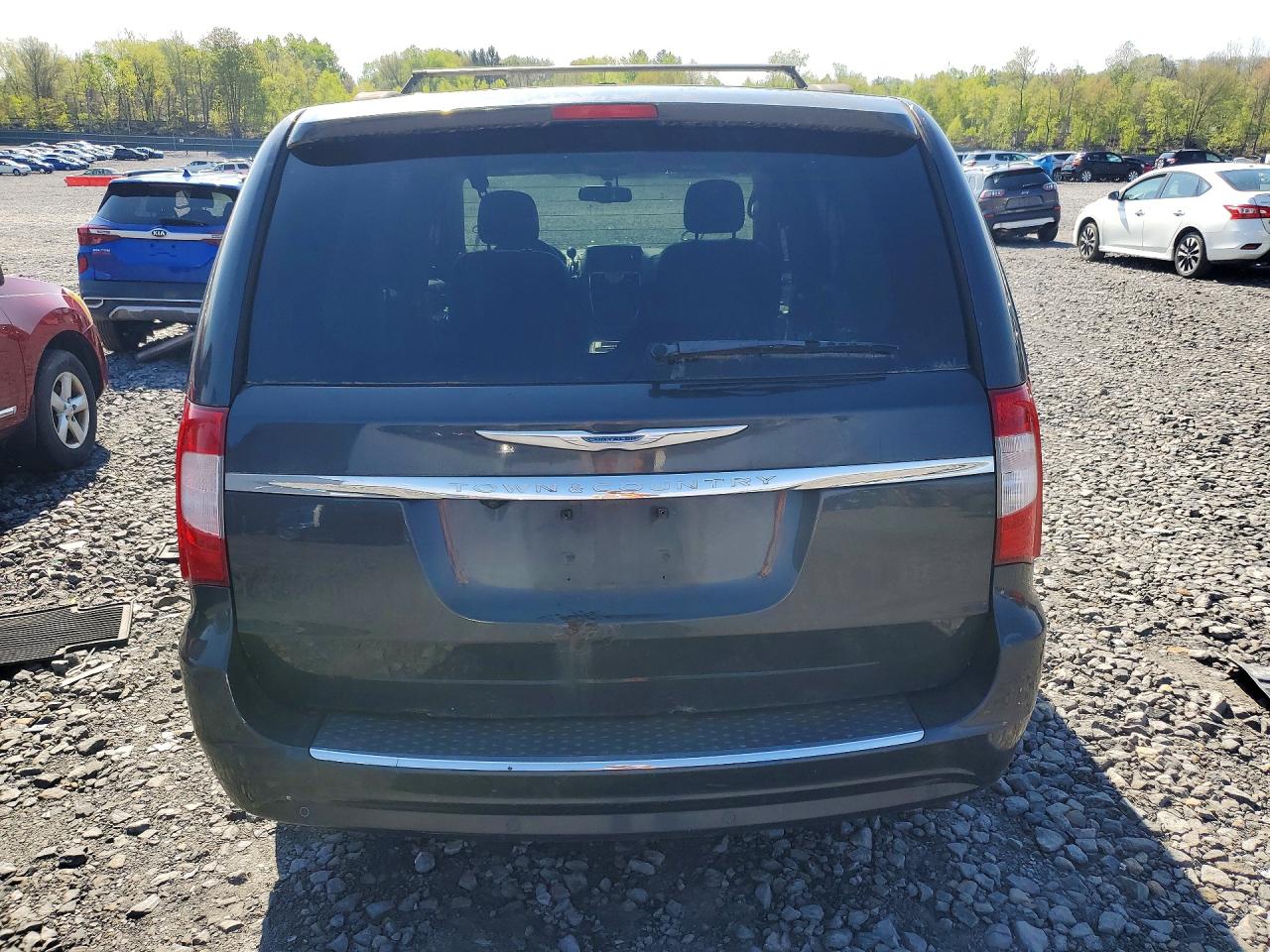 CHRYSLER TOWN & COUNTRY 2011 — 7