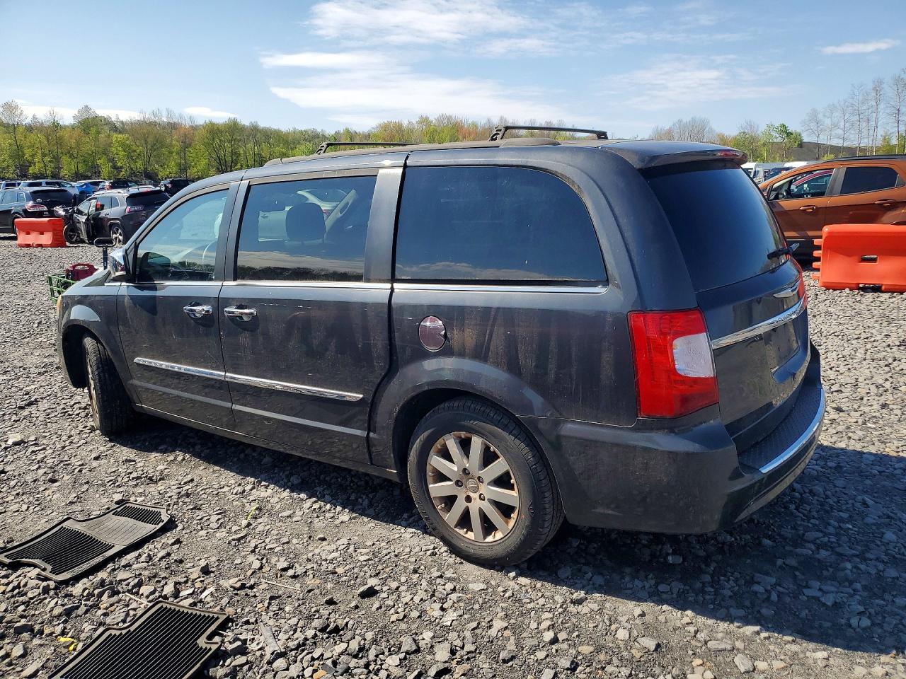 CHRYSLER TOWN & COUNTRY 2011 — 3