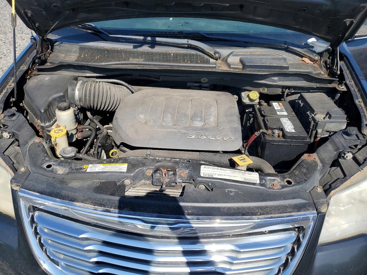 CHRYSLER TOWN & COUNTRY 2011 — 13