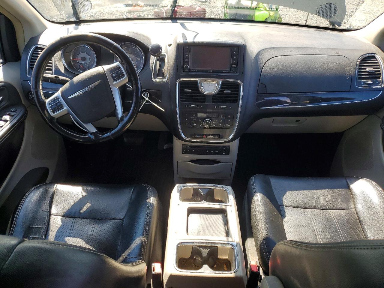 CHRYSLER TOWN & COUNTRY 2011 — 9
