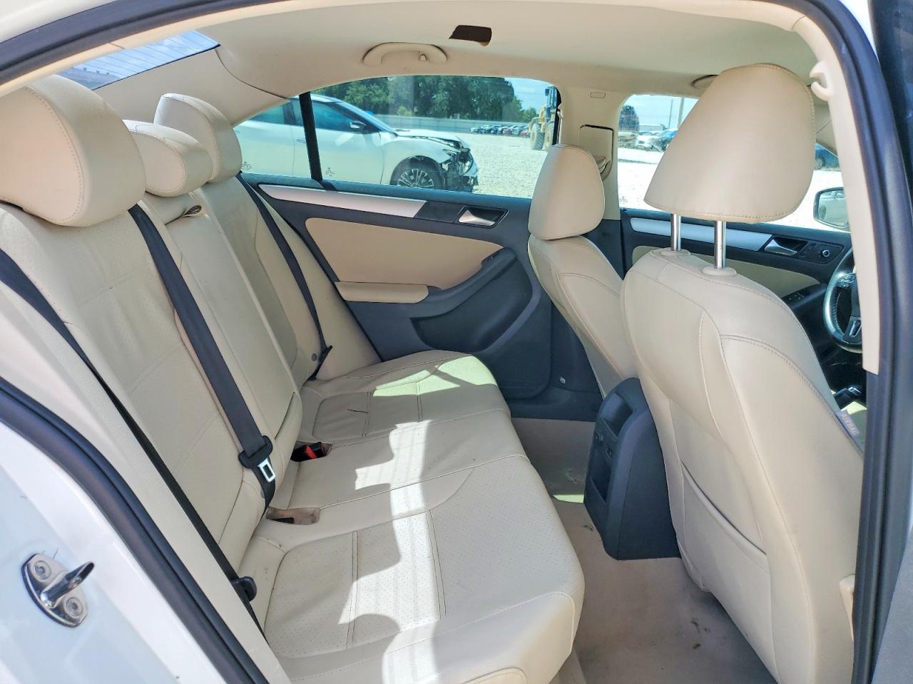 VOLKSWAGEN JETTA 2014 — 11