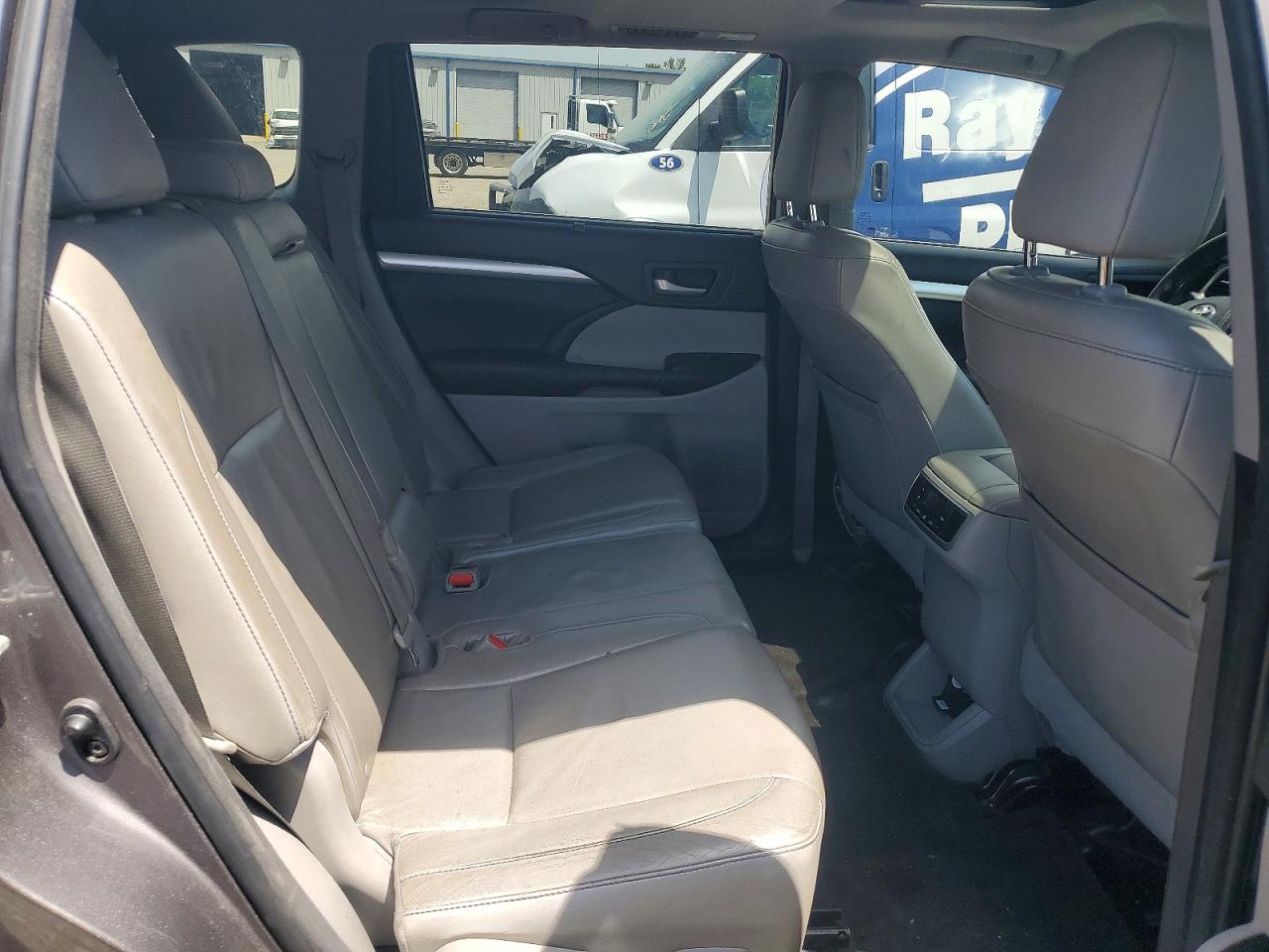 TOYOTA HIGHLANDER 2015 — 12