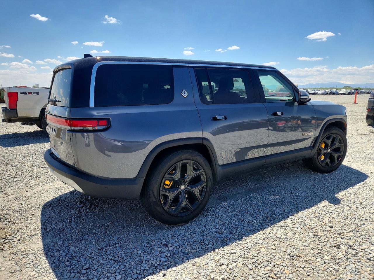 RIVIAN R1S 2023 — 4