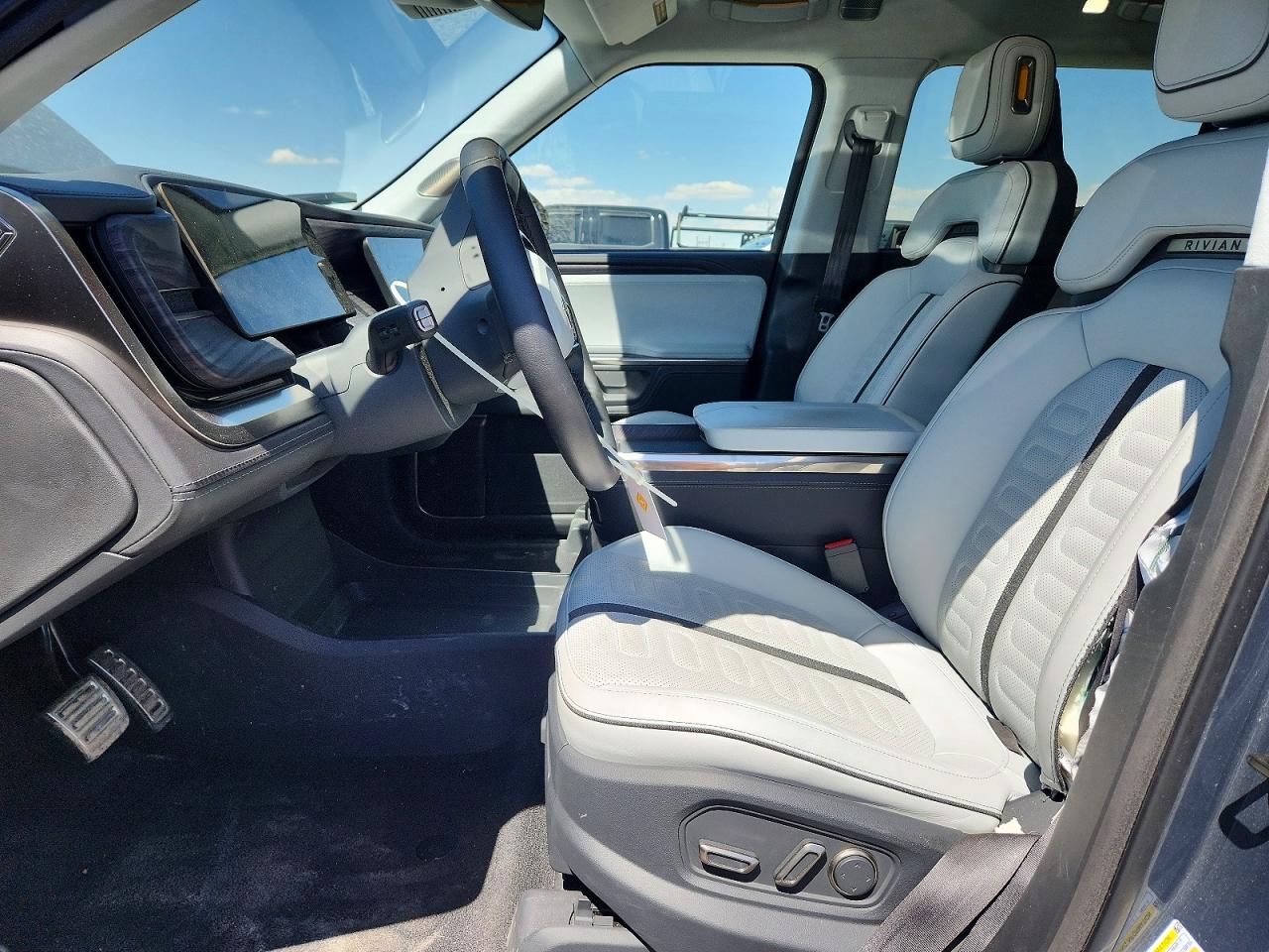 RIVIAN R1S 2023 — 8