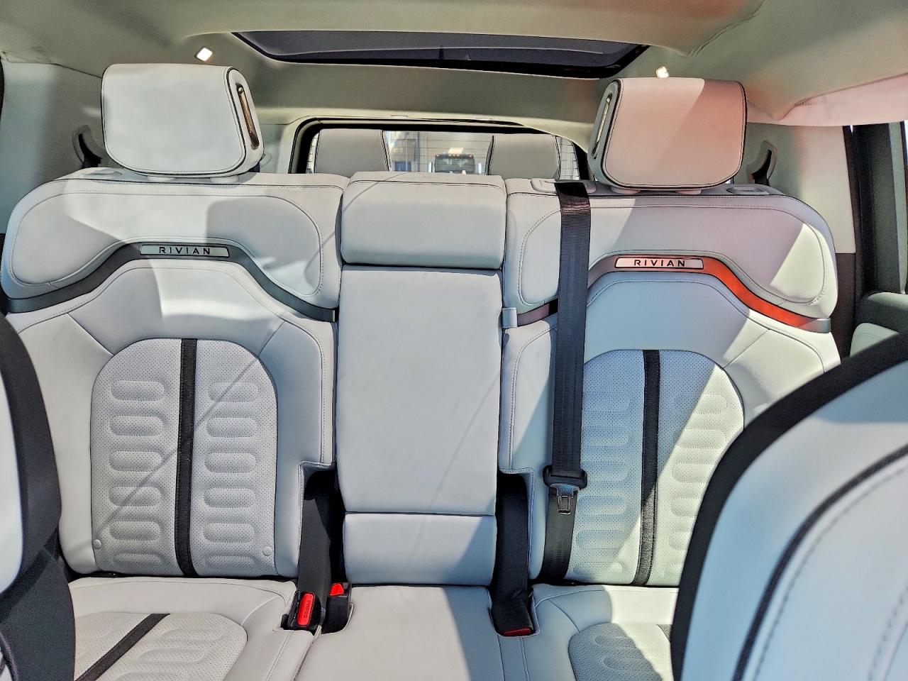 RIVIAN R1S 2023 — 11