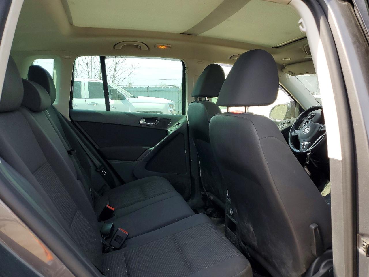 VOLKSWAGEN TIGUAN 2015 — 12