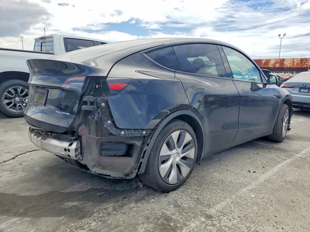TESLA MODEL Y 2024 — 4