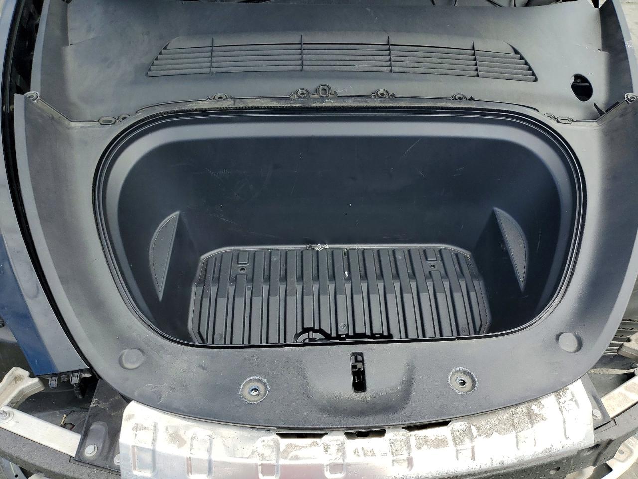 TESLA MODEL Y 2024 — 12