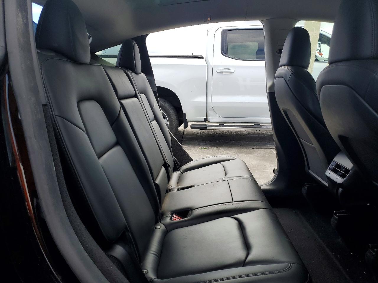 TESLA MODEL Y 2024 — 11