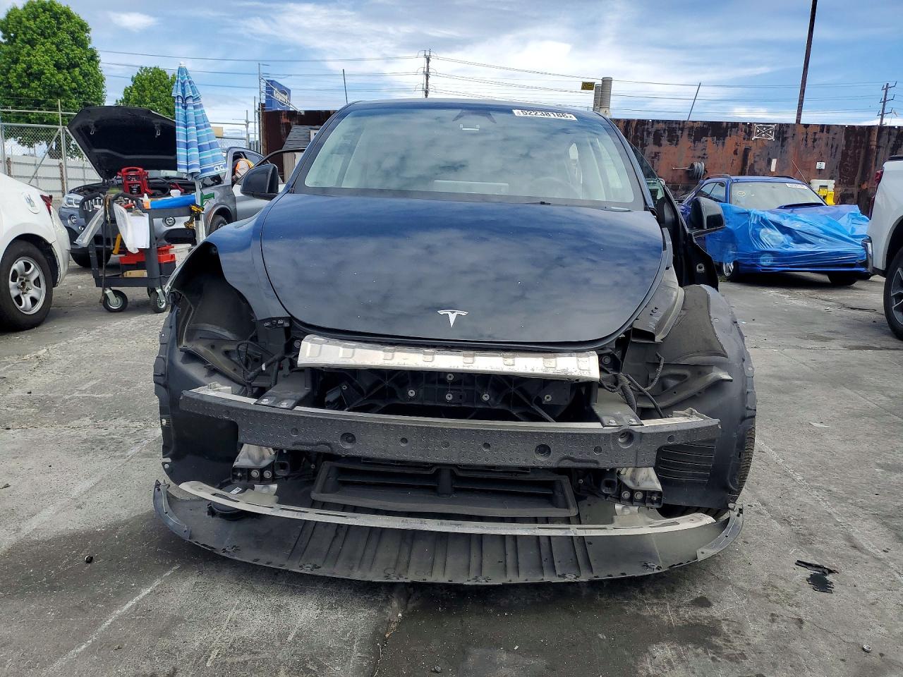TESLA MODEL Y 2024 — 6