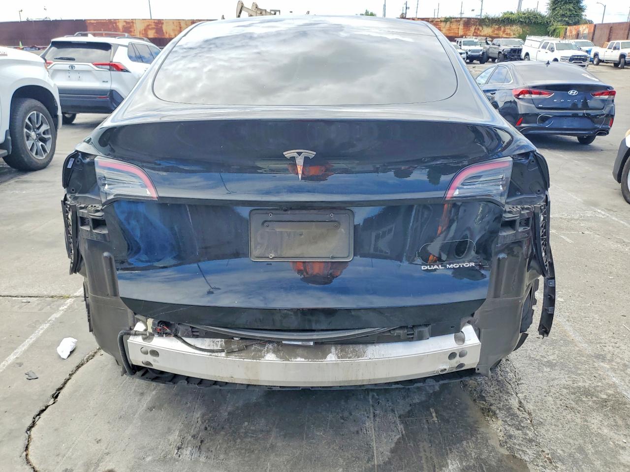 TESLA MODEL Y 2024 — 7