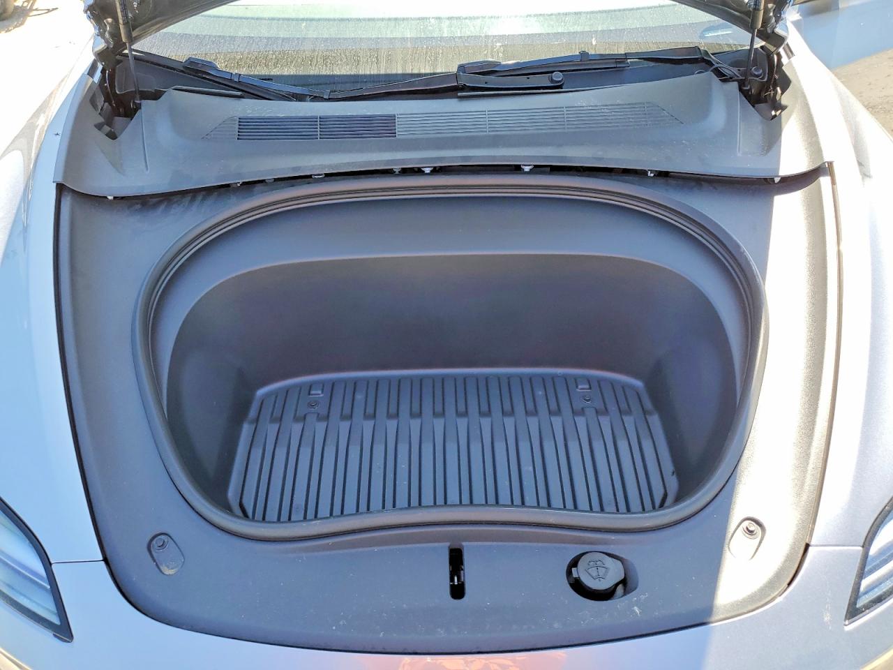 TESLA MODEL 3 2025 — 12