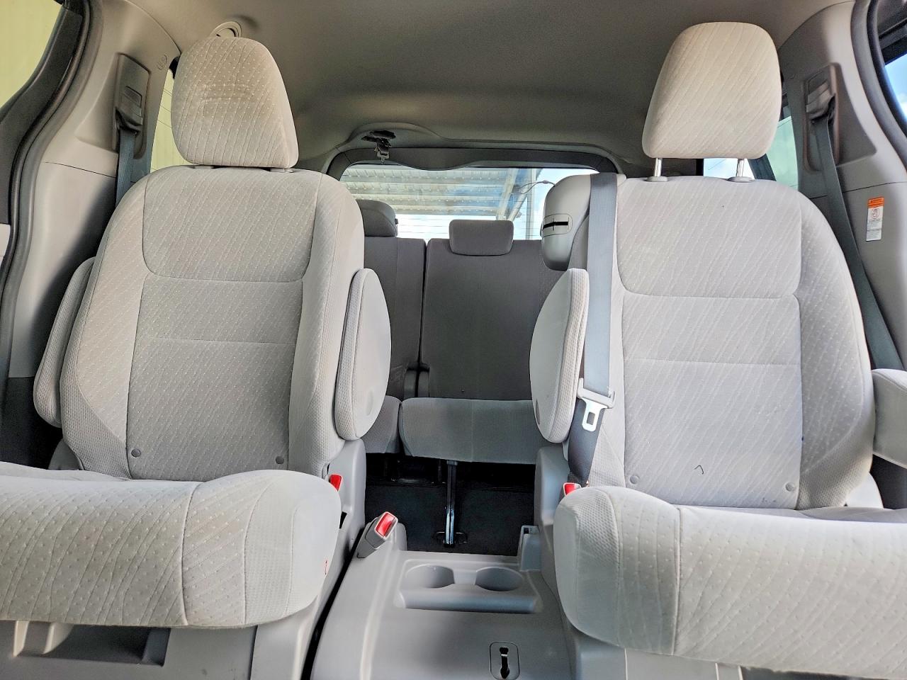 TOYOTA SIENNA 2017 — 11