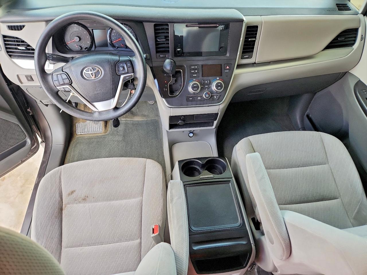 TOYOTA SIENNA 2017 — 9