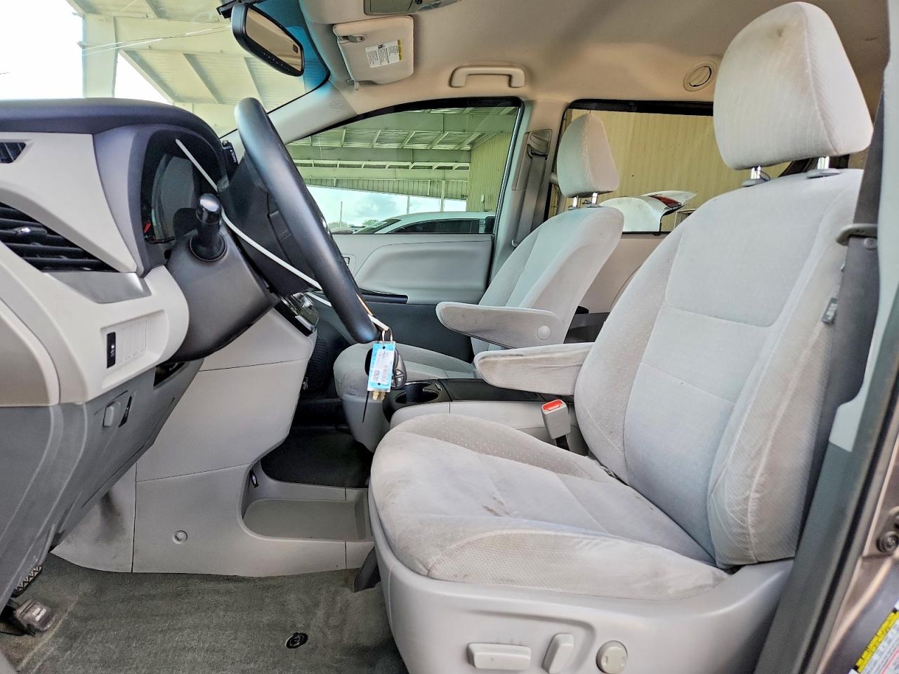 TOYOTA SIENNA 2017 — 8