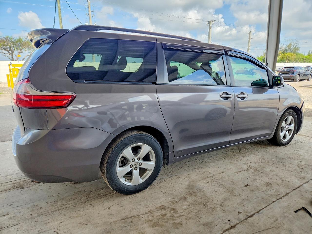 TOYOTA SIENNA 2017 — 4