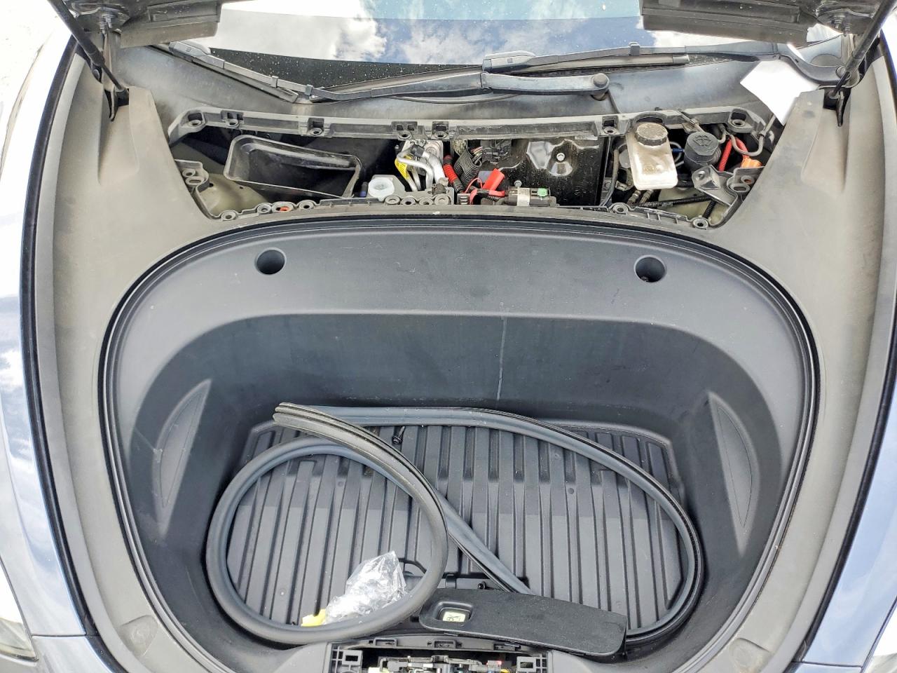 TESLA MODEL 3 2022 — 12