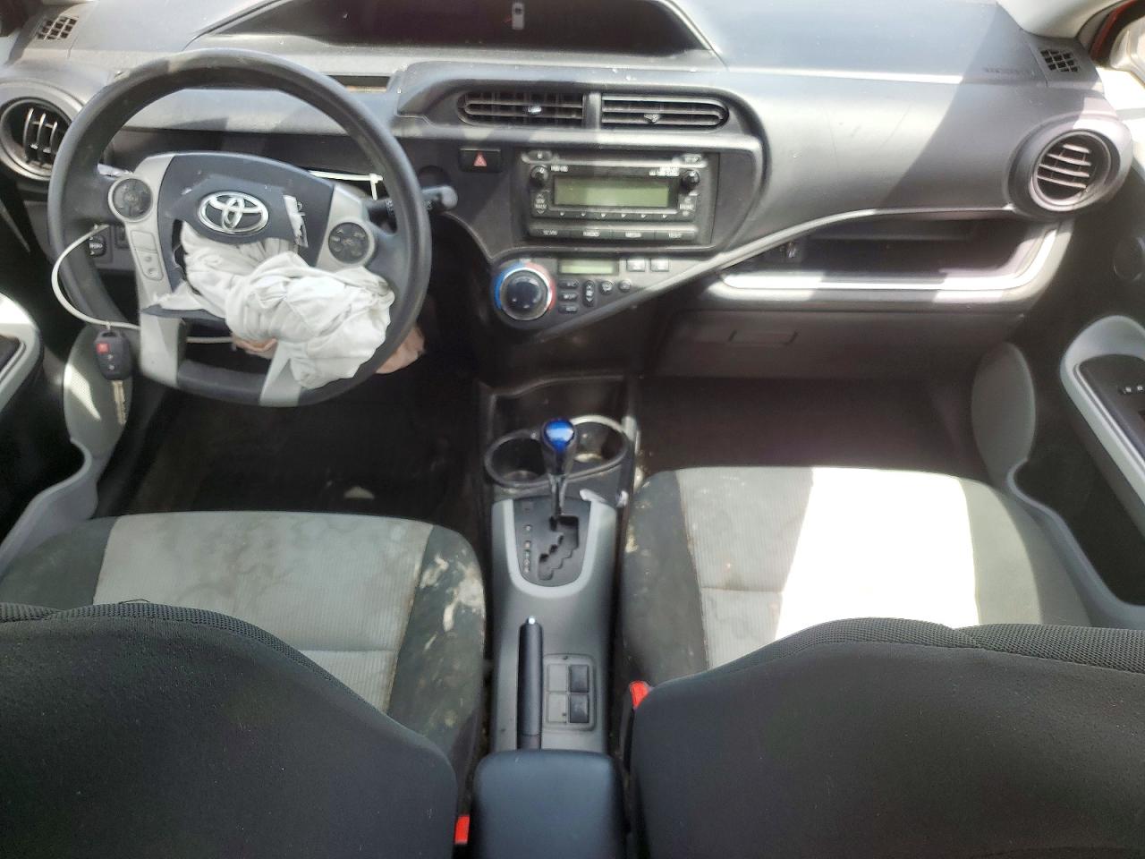 TOYOTA PRIUS C 2014 — 9