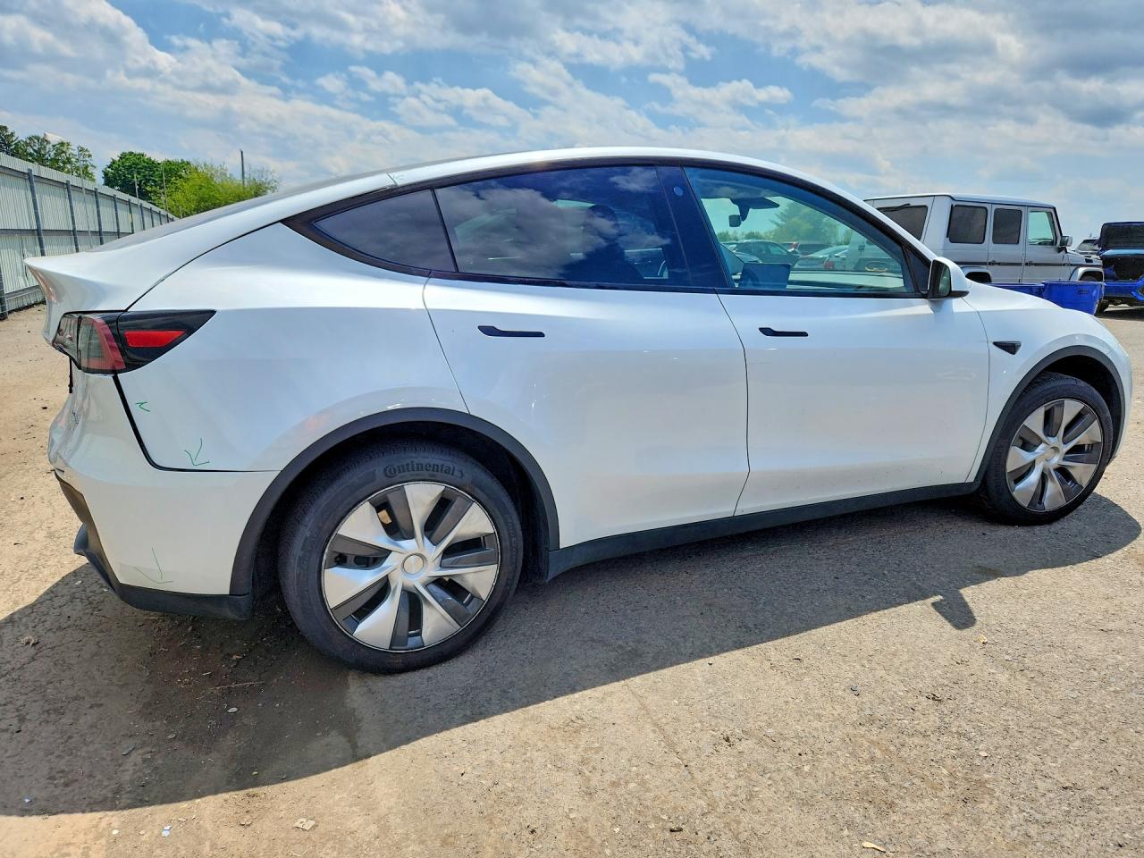 TESLA MODEL Y 2023 — 4